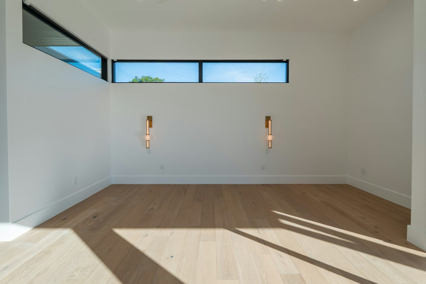 Empty living room, original photo